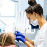 Czy leczenie ortodontyczne boli? Etapy i możliwe dolegliwości